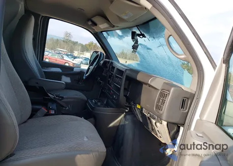 2015 Chevrolet Express 2500 Work Van z USA, uszkodzony, nr VIN 1GCWGFCF2F1166953